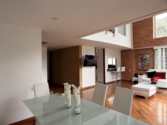 Duplex Apartment in El Poblado – 2 Bedrooms, 158 m², 4 Bathrooms - Photo 2